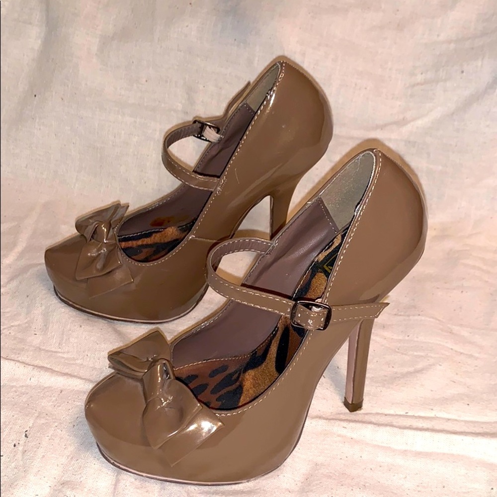 Speed Limit 28 Brown High Heels Size 6